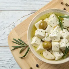 Czy ser feta można mrozić? Odkryj, jak mrożenie wpływa na smak