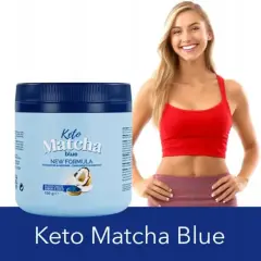 Niebieski słoik Keto Matcha Blue obok uśmiechniętej kobiety w czerwonym topie.