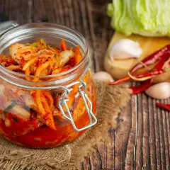 Z czym jeść kimchi? Odkryj najlepsze połączenia smakowe!