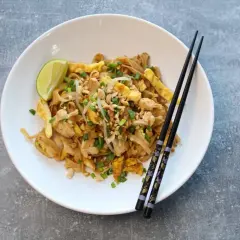 Jak zrobić sos do pad thai, który zachwyci smakiem i aromatem