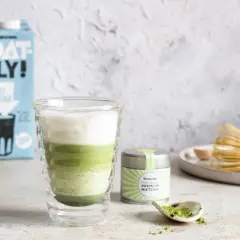 Matcha latte: Co to jest? Smak, przepis i zdrowie [Przewodnik]