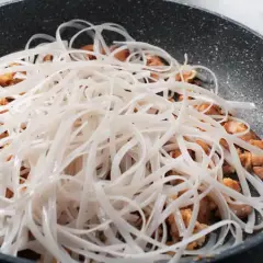Jak jeść Pad Thai: Najlepsze sztućce i sposób na idealne doświadczenie