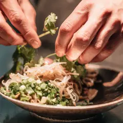 Ile kalorii ma pad thai? Zaskakujące wartości kaloryczne tego dania