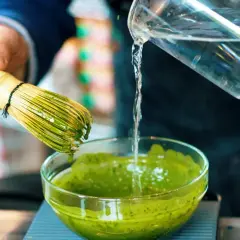 Ile kofeiny ma matcha? Porównanie z kawą i herbatą, które zaskakuje