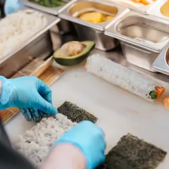 Co dać do sushi? Odkryj najlepsze składniki i dodatki, które zachwycą
