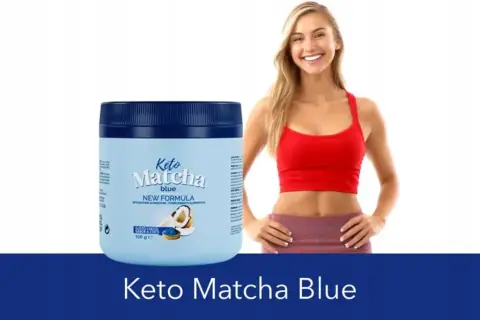 Niebieski słoik Keto Matcha Blue obok uśmiechniętej kobiety w czerwonym topie.