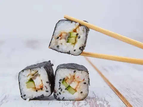 Ile waży sushi? Zaskakujące różnice w wagach i kaloriach