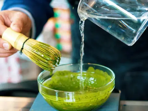 Ile kofeiny ma matcha? Porównanie z kawą i herbatą, które zaskakuje