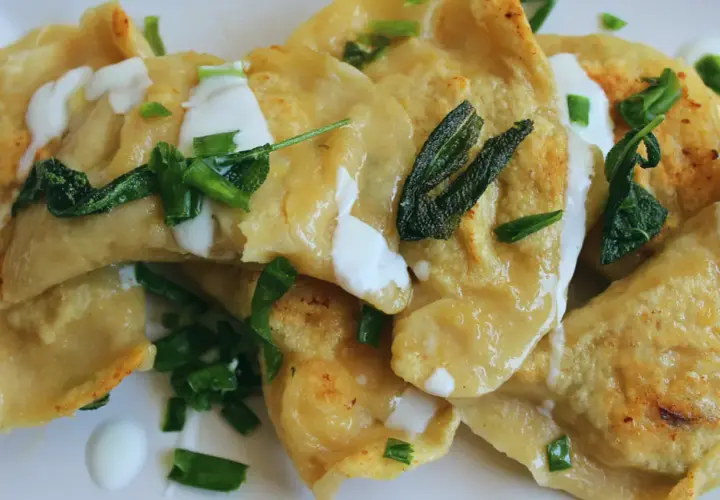 Najlepszy przepis na pierogi z bryndzą i boczkiem, które zachwycą