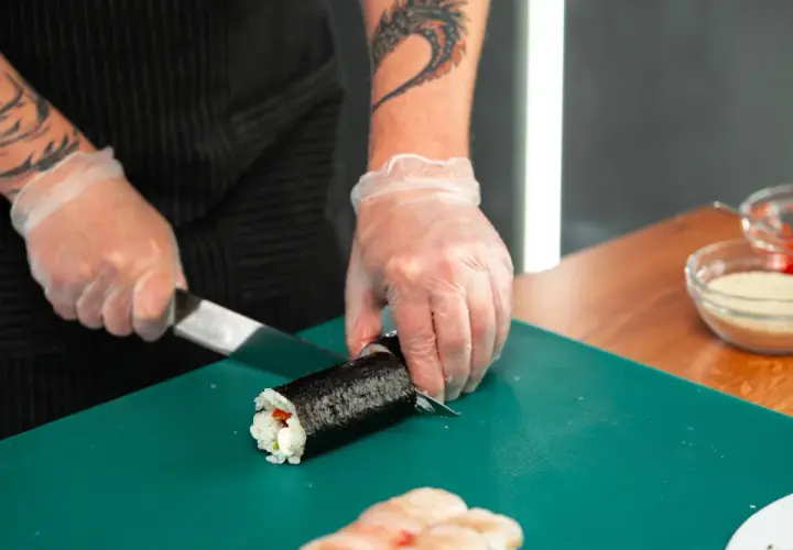 Jak kroić sushi perfekcyjnie, aby uniknąć uszkodzeń rolek