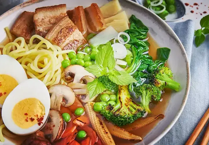 Jak gotować makaron ramen, aby uniknąć sklejania i uzyskać smak