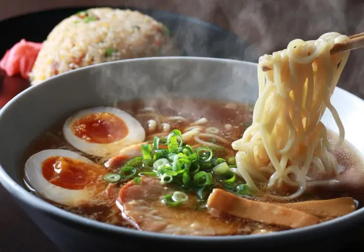Jak smakuje ramen? Odkryj zaskakujące smaki i aromaty tej potrawy