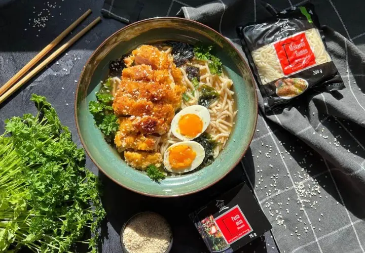Jak zrobic ramen z kurczakiem - prosty przepis, który zachwyci smakiem