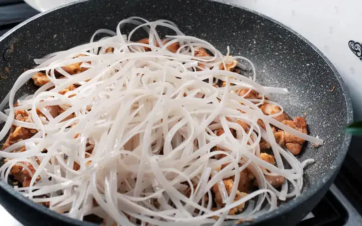 Jak jeść Pad Thai: Najlepsze sztućce i sposób na idealne doświadczenie