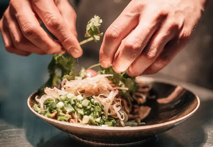 Ile kalorii ma pad thai? Zaskakujące wartości kaloryczne tego dania