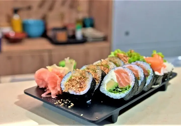 Jak zrobić sushi z łososiem - proste przepisy, które zaskoczą smakami