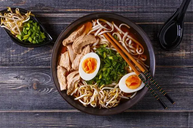 Czy ramen jest zdrowy? Odkryj, jak uniknąć niezdrowych składników