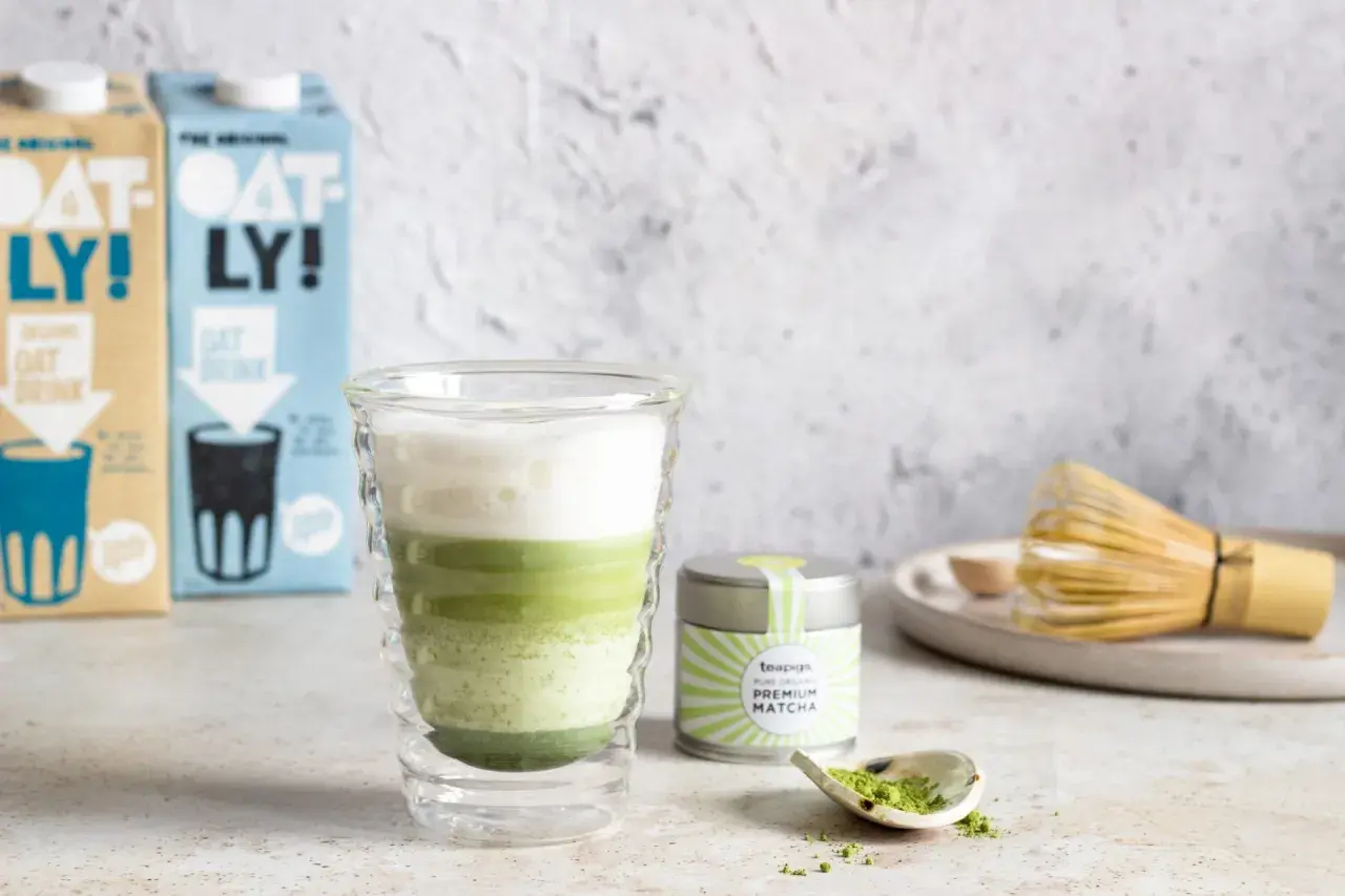 Matcha latte: Co to jest? Smak, przepis i zdrowie [Przewodnik]