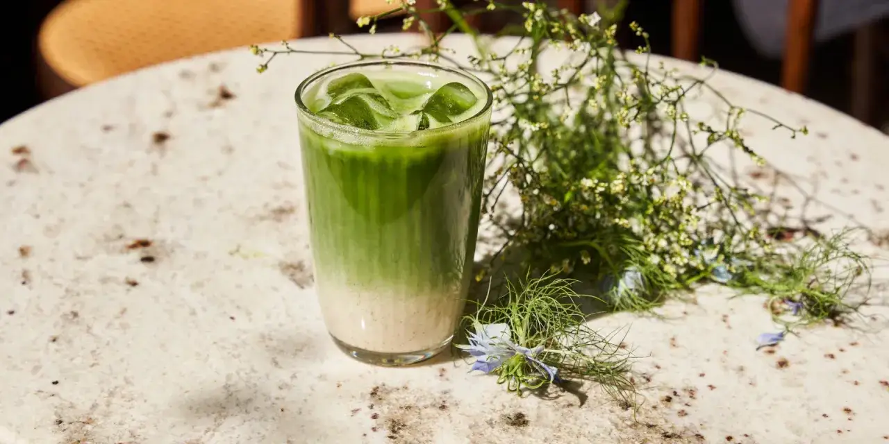 matcha latte w szklance