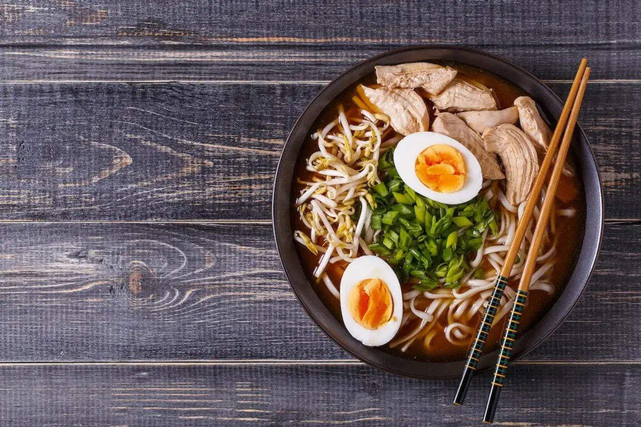 Zdjęcie Jak jeść ramen pałeczkami: unikaj błędów i ciesz się smakiem
