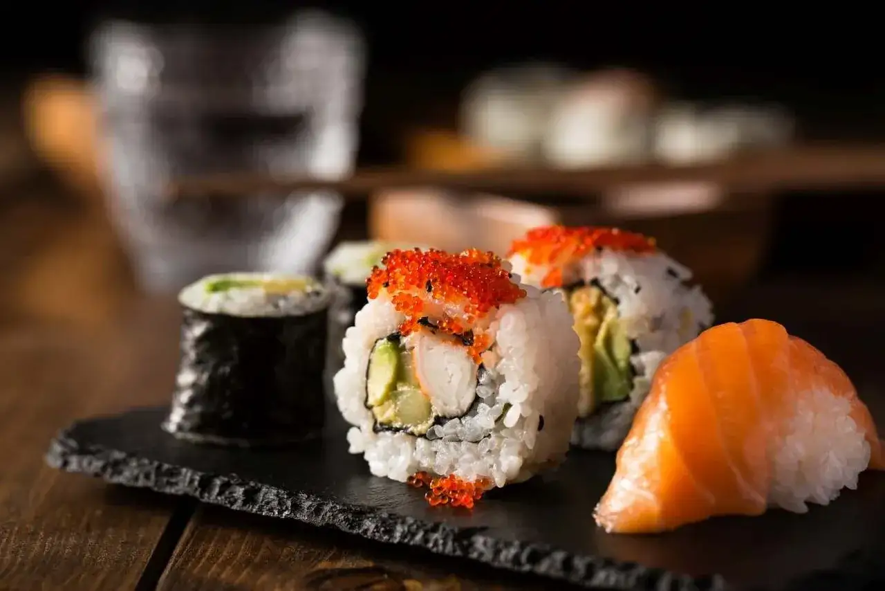 Zdjęcie Co dać do sushi? Odkryj najlepsze składniki i dodatki, które zachwycą