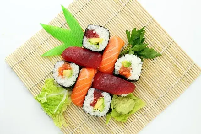 Zdjęcie Jak zawijać sushi - proste techniki, które zaskoczą Twoich gości